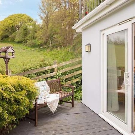Cosy Beachfront Retreat With Stunning Sea Views & Free Access To A Local Indoor Pool Talland Exterior foto