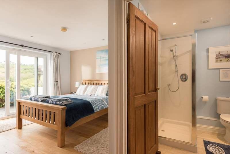 Cosy Beachfront Retreat With Stunning Sea Views & Free Access To A Local Indoor Pool Talland Exterior foto