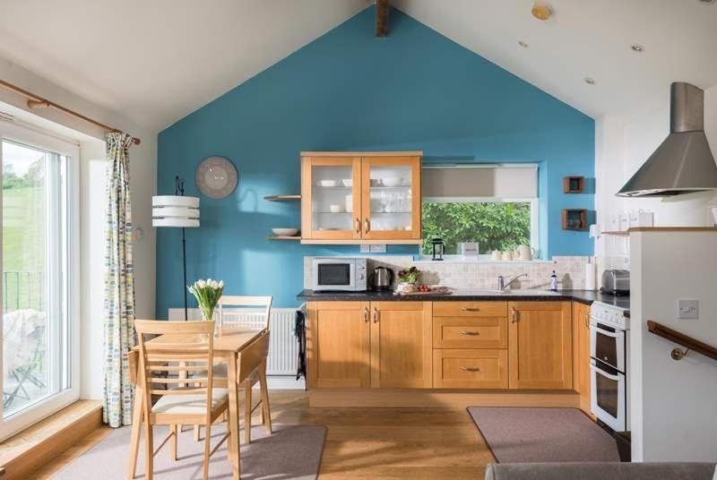 Cosy Beachfront Retreat With Stunning Sea Views & Free Access To A Local Indoor Pool Talland Exterior foto