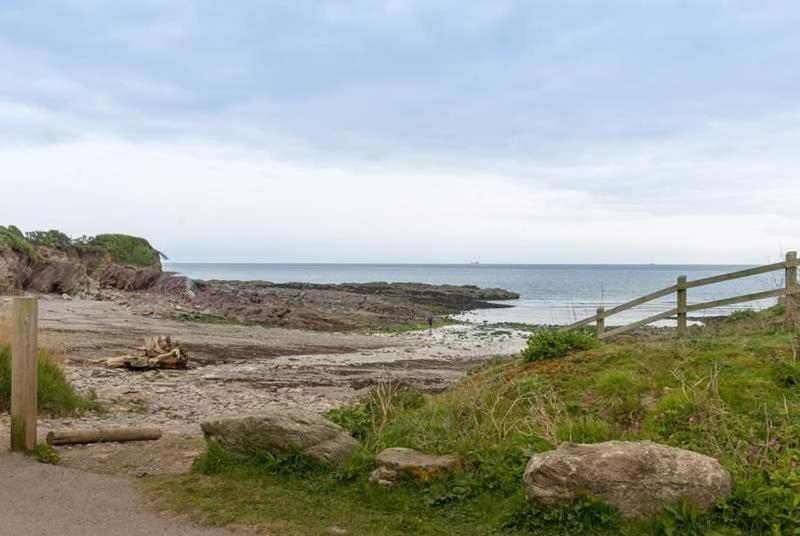 Cosy Beachfront Retreat With Stunning Sea Views & Free Access To A Local Indoor Pool Talland Exterior foto