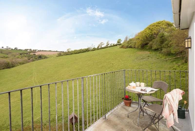 Cosy Beachfront Retreat With Stunning Sea Views & Free Access To A Local Indoor Pool Talland Exterior foto
